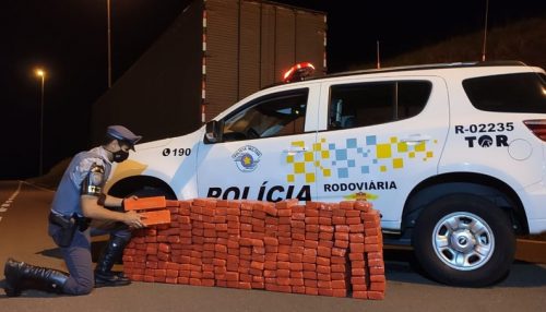 Fiscalização apreende grande quantidade de maconha escondida em compartimento falso de carreta na SP-270