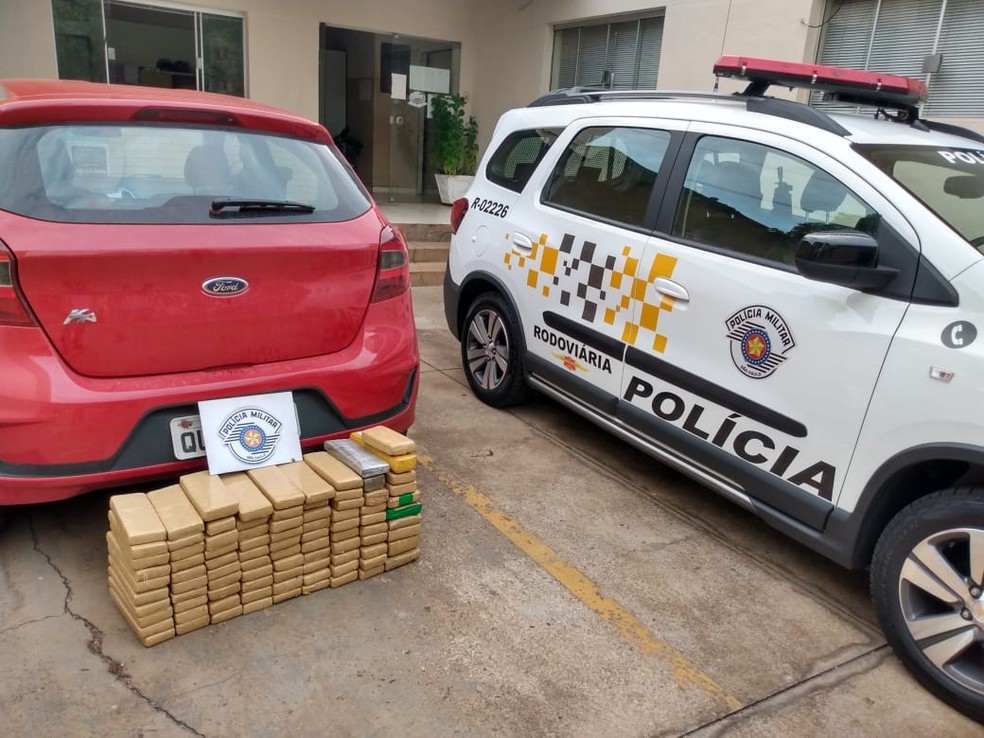 Fiscalização apreende carga de maconha em carro na SP-294 em Paulicéia