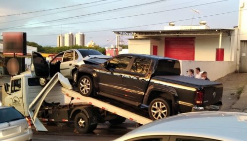Caminhonete desrespeita sinalização e atinge carro que era guinchado na Avenida Joaquim Constantino