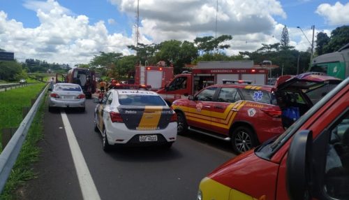 Motorista fica preso nas ferragens após bater carro em defensa metálica na SP-270, em Presidente Prudente