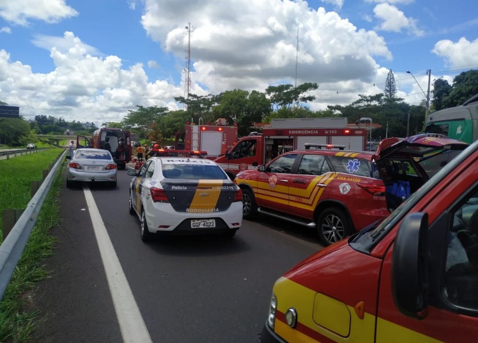 Motorista fica preso nas ferragens após bater carro em defensa metálica na SP-270, em Presidente Prudente