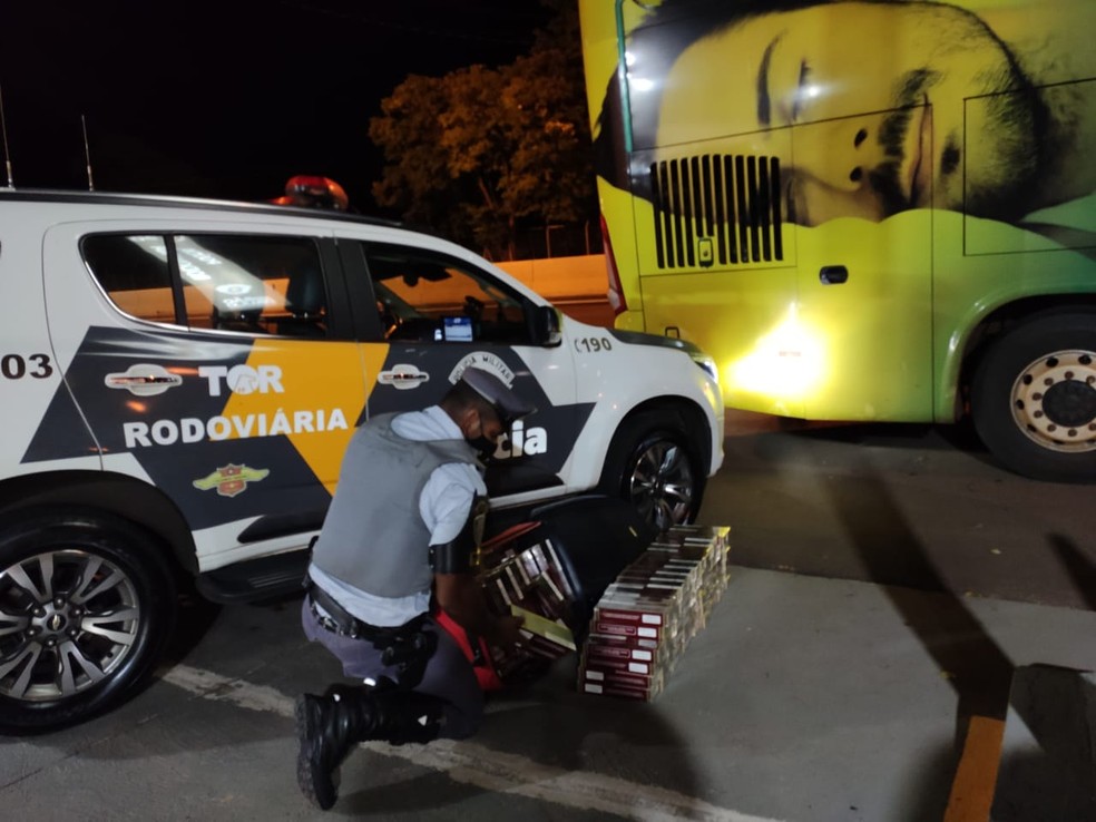 Fiscalização apreende 1,2 mil maços de cigarros contrabandeados na SP-270, em Presidente Epitácio