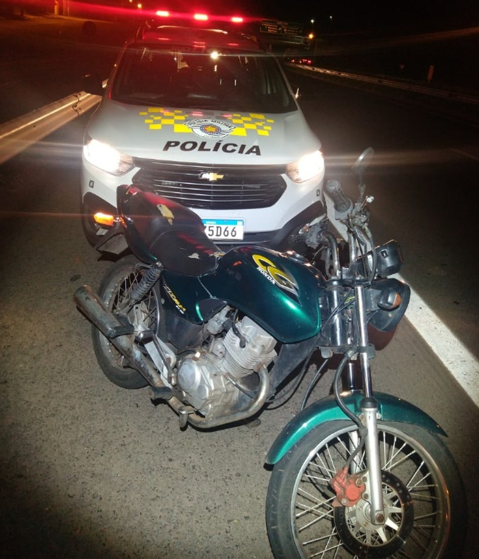 Polícia Rodoviária flagra homem com motocicleta ‘dublê’ e celular 'perdido'