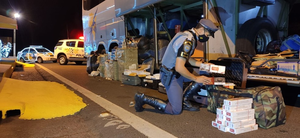 Polícia Rodoviária apreende mais de 5 mil maços de cigarros sem documentação fiscal em bagageiro de ônibus