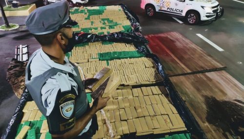 Polícia Rodoviária intercepta caminhão com mais de 1 tonelada de maconha na SP-294