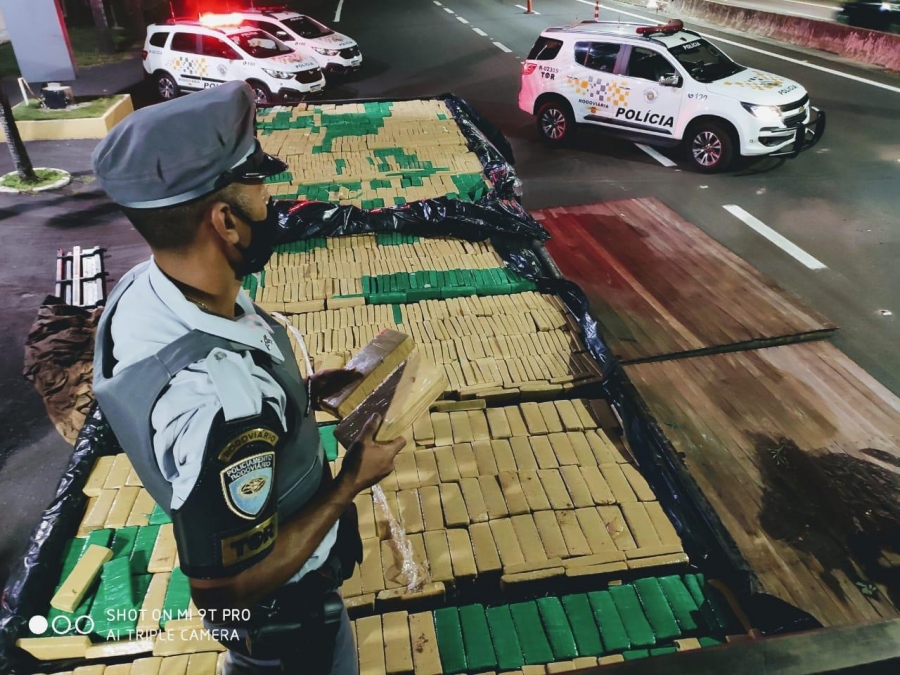Polícia Rodoviária intercepta caminhão com mais de 1 tonelada de maconha na SP-294