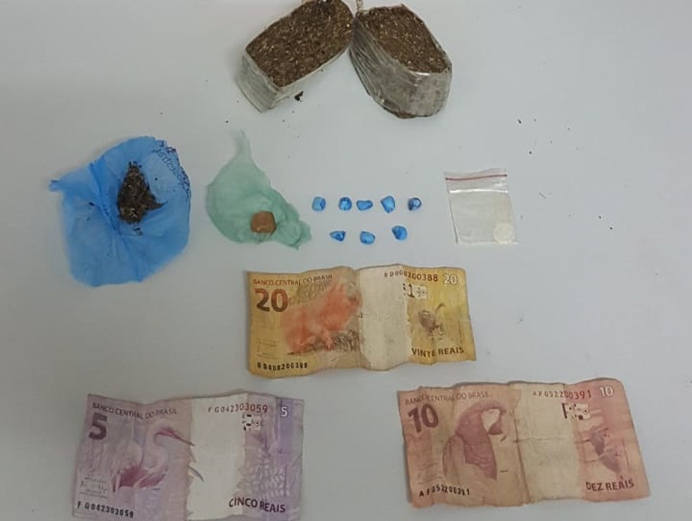 Após denúncia, três homens são presos por tráfico de drogas no Jardim Marisa