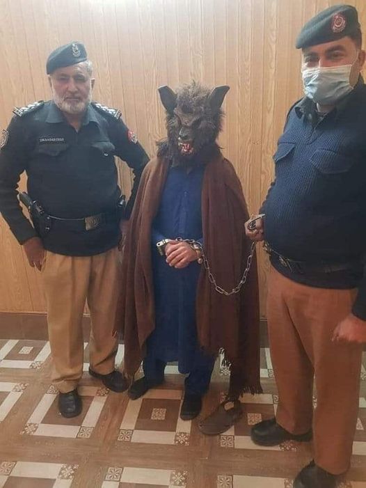 Homem é preso por andar nas ruas vestido de Lobisomem no Ano Novo