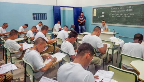 Presos de SP farão cursinho preparatório para provas do Enem