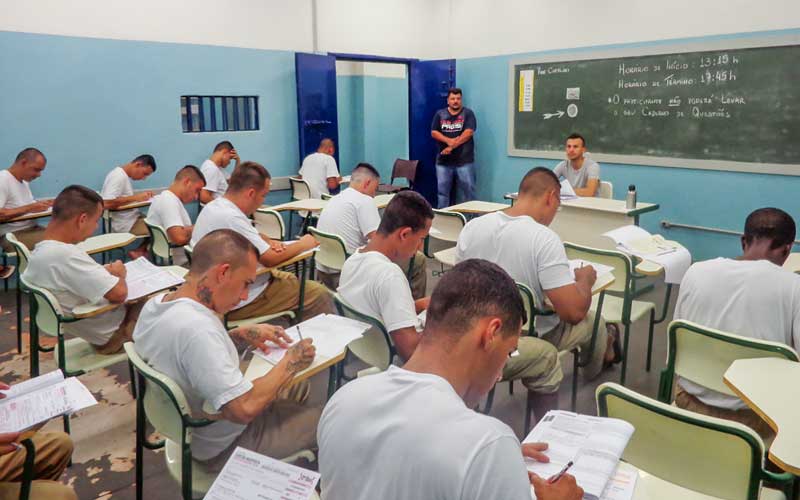 Presos de SP farão cursinho preparatório para provas do Enem
