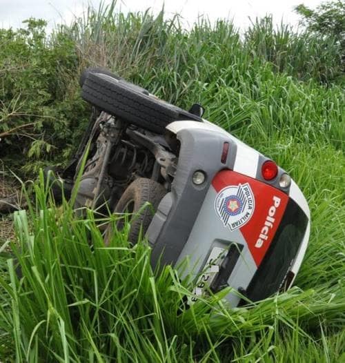 Em Flórida Paulista, viatura da Polícia Militar capota na SP-294