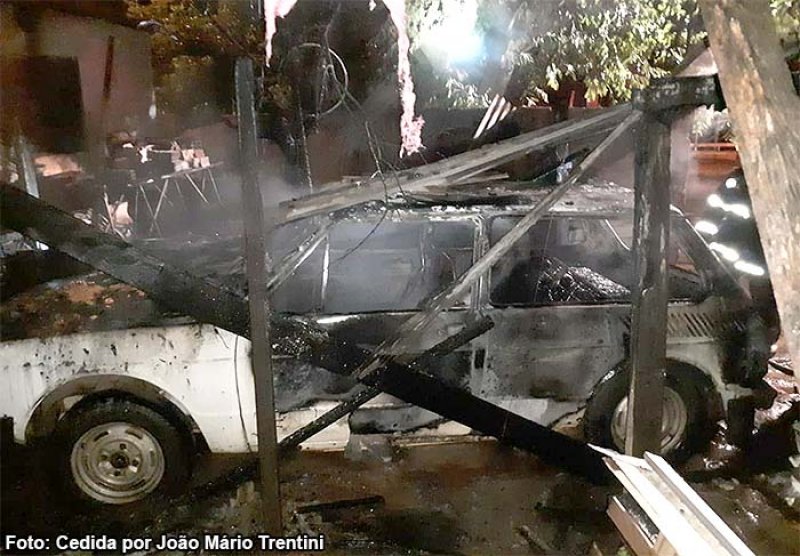 Incêndio destrói veículo que estava em garagem de residência em Tupã