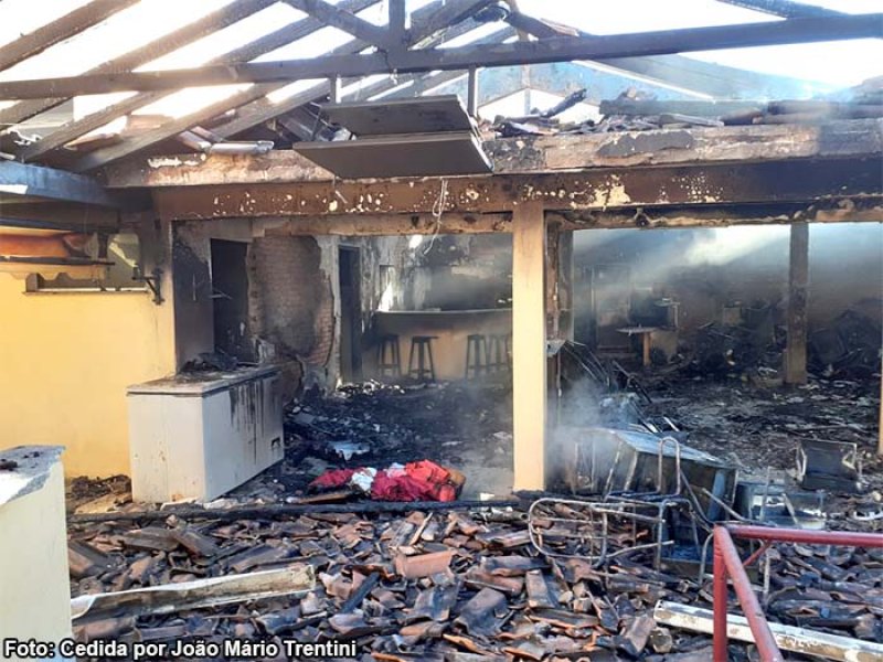 Incêndio danifica área de lazer de residência no centro de Tupã
