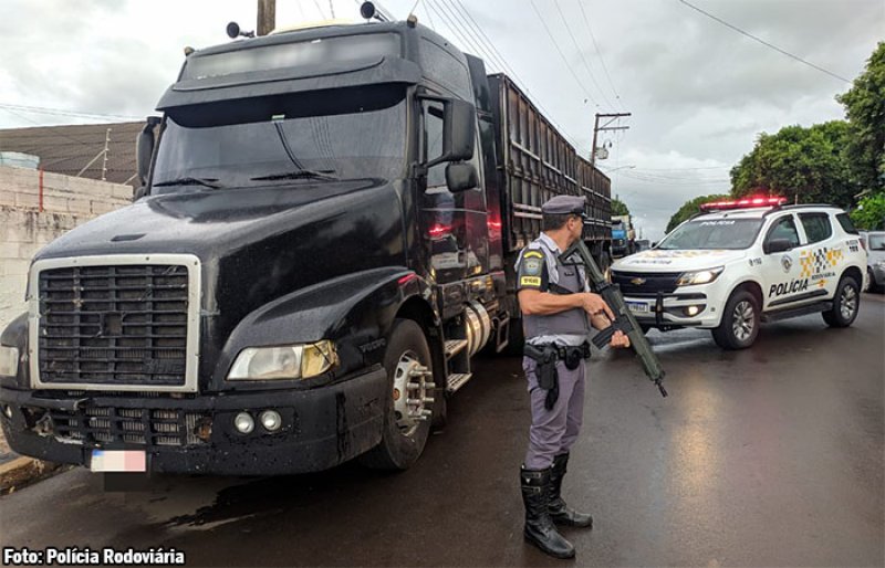 Policia Rodoviária de Presidente Prudente recupera caminhão roubado e localiza condutor