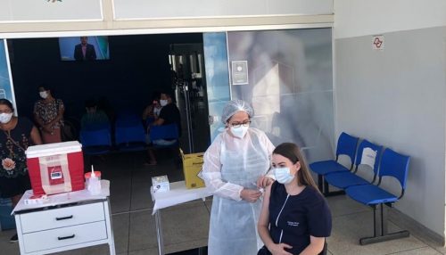 Vacinação contra a Covid-19 em Adamantina é iniciada hoje, enfermeira Daiane Stefani é a primeira a ser imunizada