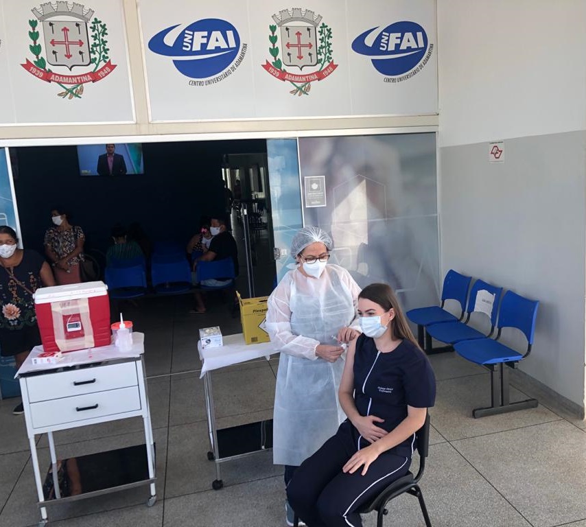 Vacinação contra a Covid-19 em Adamantina é iniciada hoje, enfermeira Daiane Stefani é a primeira a ser imunizada