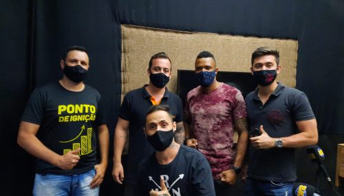 Adamantina chora embaixo de chuva. Com mais de 200 carros em carreata democrática para reabertura do comércio