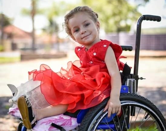 Prefeitura e departamento de saúde vão arcar com a cirurgia de Maria Clara, criança parapuense com doenças raras.