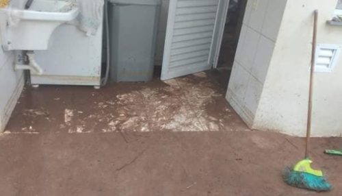CASA INVADIDA PELAS CHUVAS: Prefeitura notificará empresa responsável pela obra de casas populares no Itamarati
