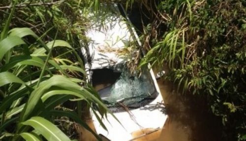 Motorista perde o controle da direção e veículo cai em ribanceira dentro de córrego em vicinal de Salmourão