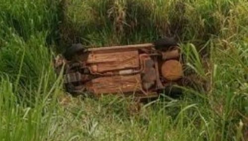 Motorista perde o controle da direção e cai com veículo em ribanceira