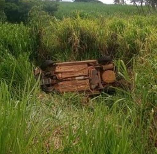 Motorista perde o controle da direção e cai com veículo em ribanceira