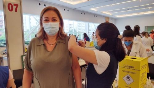 Fisioterapeuta é a primeira adamantinense a receber a dose da vacina contra a Covid-19