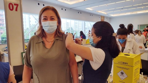 Fisioterapeuta é a primeira adamantinense a receber a dose da vacina contra a Covid-19