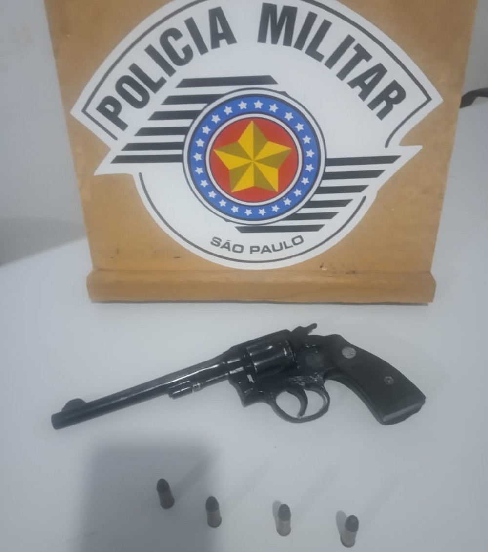 PM apreende revólver e munições durante ocorrência de desentendimento entre casal de namorados