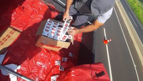 Fiscalização na Rodovia Assis Chateaubriand apreende carga de cigarros contrabandeados do Paraguai