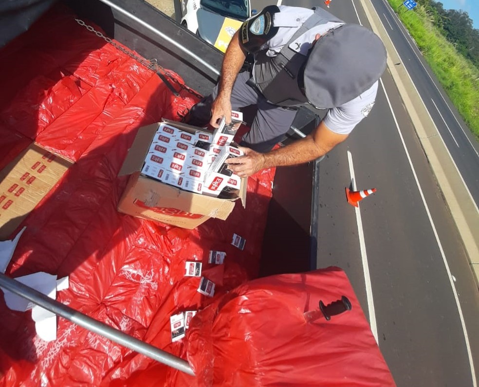 Fiscalização na Rodovia Assis Chateaubriand apreende carga de cigarros contrabandeados do Paraguai
