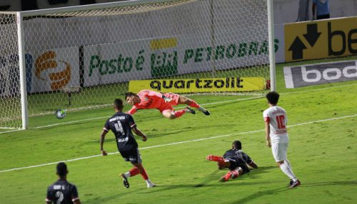São Paulo é goleado, mas mantém 7 pontos de vantagem no Brasileirão