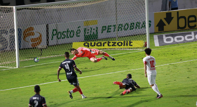 São Paulo é goleado, mas mantém 7 pontos de vantagem no Brasileirão