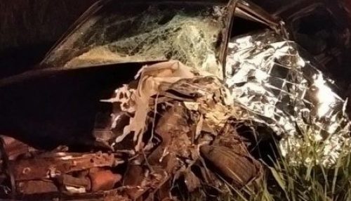 Homem morre, outro adulto fica ferido e criança com fratura grave em acidente entre carro e caminhã