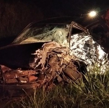 Homem morre, outro adulto fica ferido e criança com fratura grave em acidente entre carro e caminhã