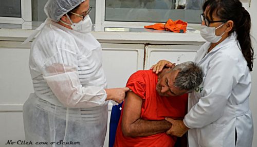 Funcionários e pacientes do PAI Nosso Lar recebem vacinação contra Covid-19