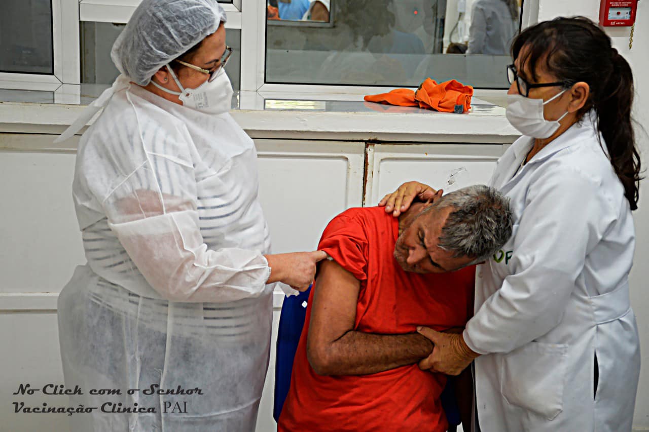 Funcionários e pacientes do PAI Nosso Lar recebem vacinação contra Covid-19
