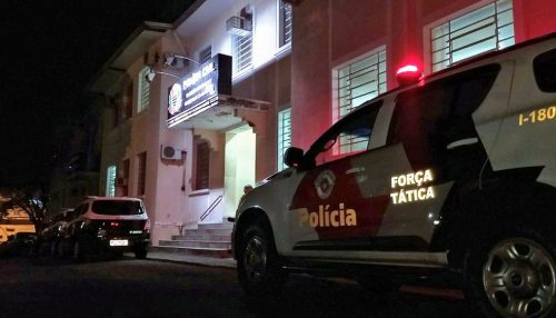 Homem é preso carregando gaveta de caixa registradora furtada de posto de combustíveis
