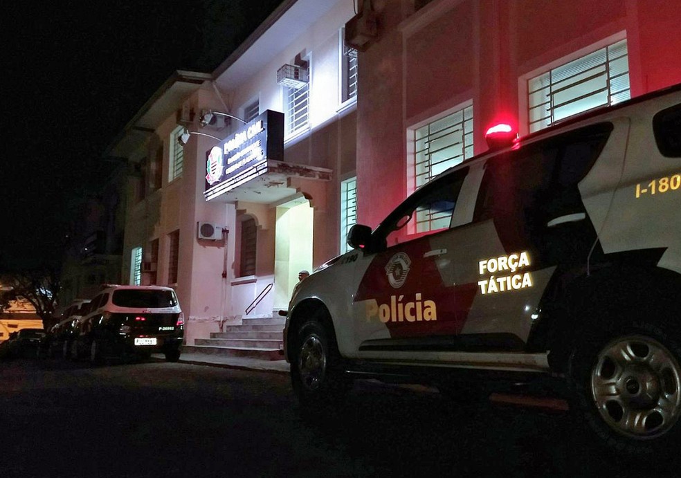 Homem é preso carregando gaveta de caixa registradora furtada de posto de combustíveis