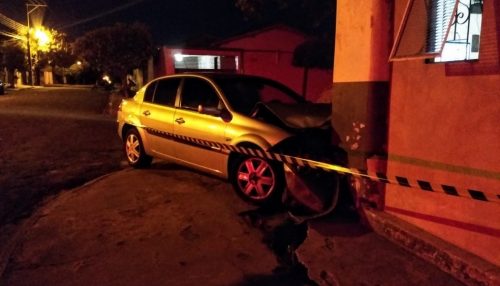 Após ameaçar e agredir esposa, homem tenta fugir da Polícia Militar, mas bate carro contra imóvel e acaba preso