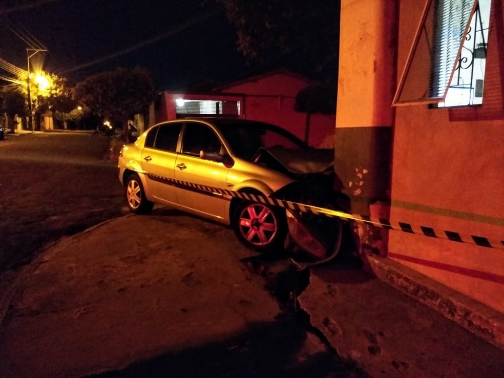 Após ameaçar e agredir esposa, homem tenta fugir da Polícia Militar, mas bate carro contra imóvel e acaba preso