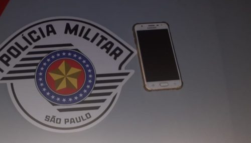 Fingindo ser policial, ladrão aborda vítima, faz menção de estar armado e rouba celular