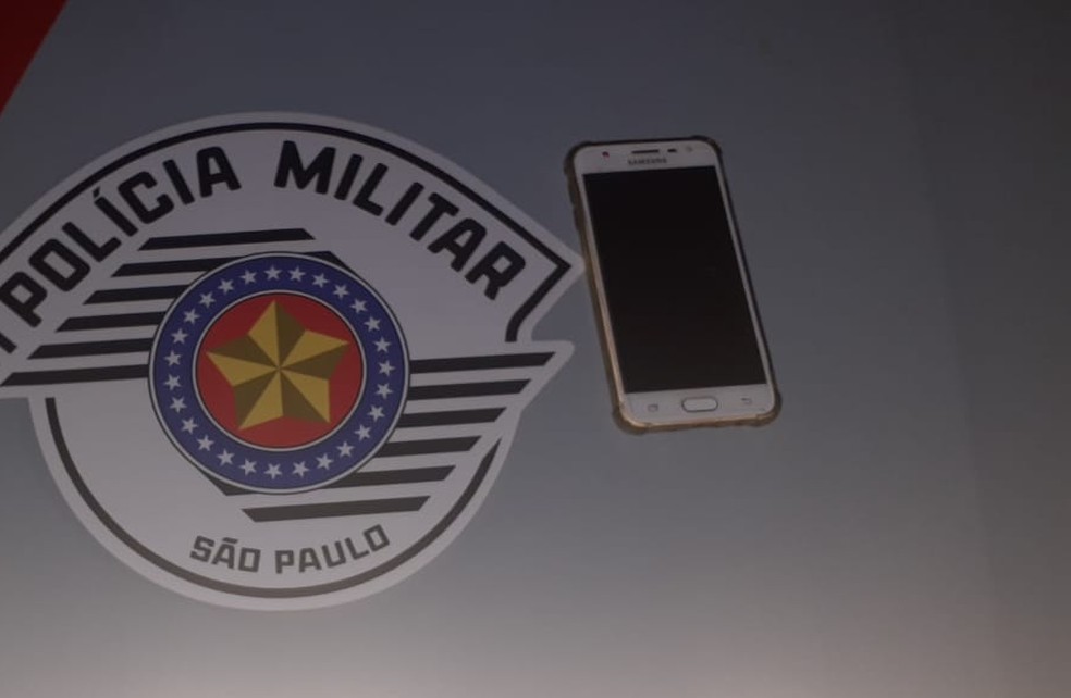 Fingindo ser policial, ladrão aborda vítima, faz menção de estar armado e rouba celular