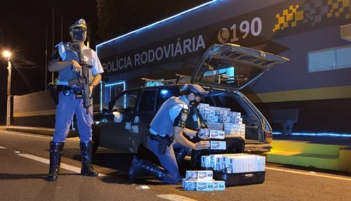 Fiscalização policial na SP-270 apreende 2,5 mil maços de cigarros contrabandeados