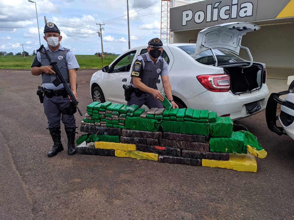 Carga de maconha é apreendida dentro de carro abordado na Rodovia Raposo Tavares