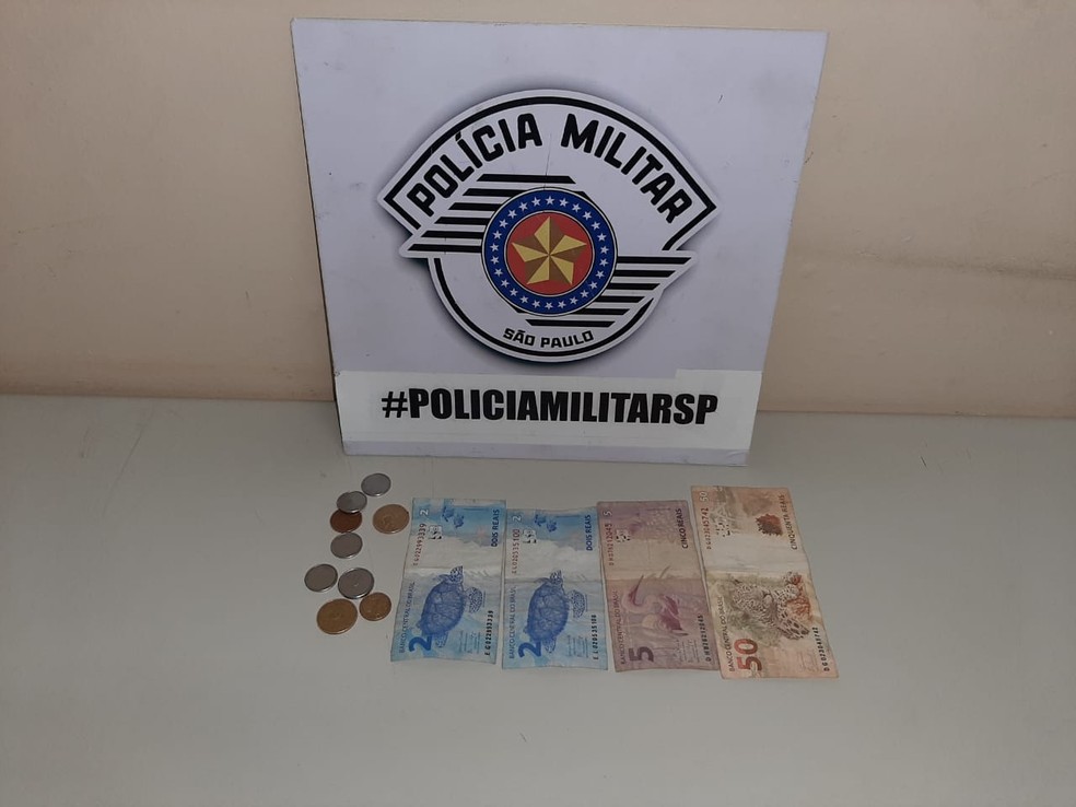 Dupla faz menção de estar armada e rouba dinheiro de casal na Vila Formosa