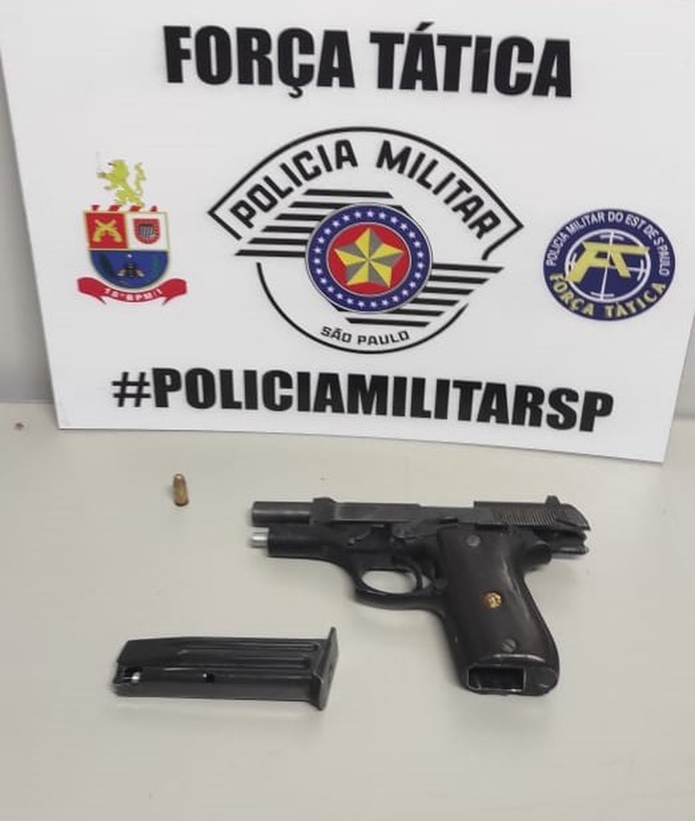 Rapaz compra pistola para 'segurança de sítio', tenta vendê-la após pai ficar bravo e acaba preso pela Polícia Militar
