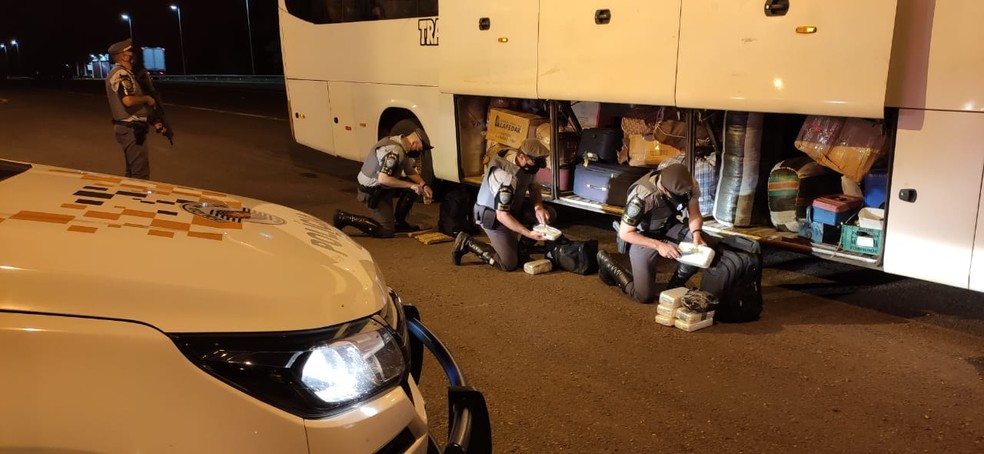 Bolivianos são flagrados com drogas durante fiscalização policial na Rodovia Raposo Tavares