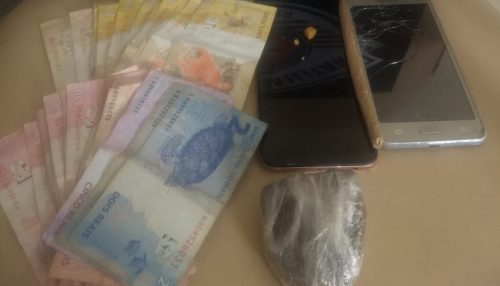 Jovem e adolescente são detidos pela PM por tráfico de drogas durante patrulhamento em Dracena