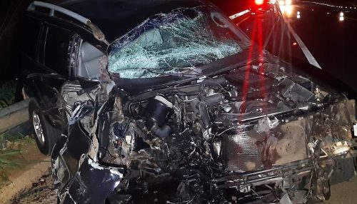 Carro e carreta batem de frente na SP-294, motorista e criança ficaram feridos